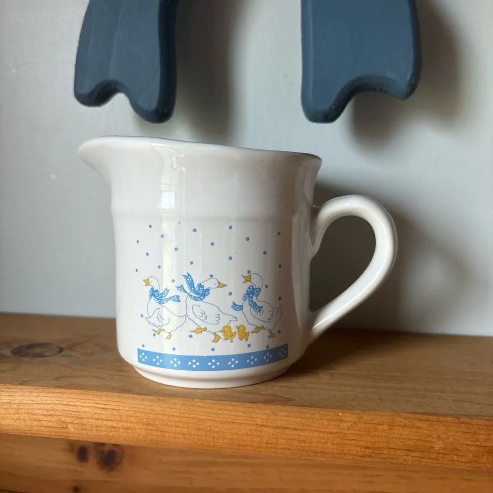 Vintage Blue Ribbon Country Goose Creamer - Picture 4 of 4